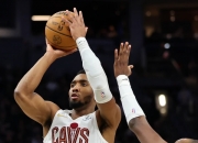 雷火电竞亚洲先驱-火箭绝杀雄鹿，米切尔高光表现