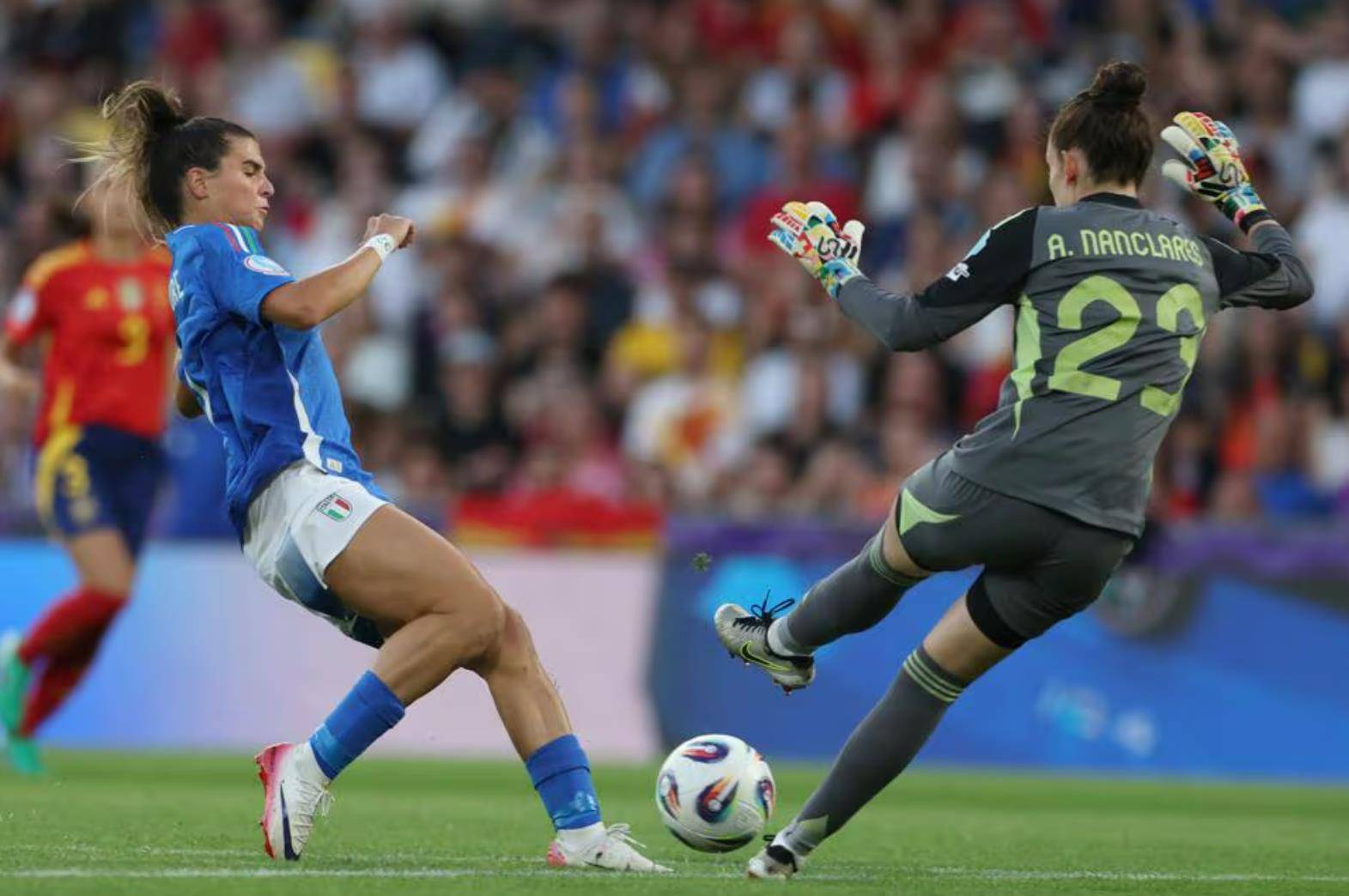 意大利女足迈入八强，展现实力