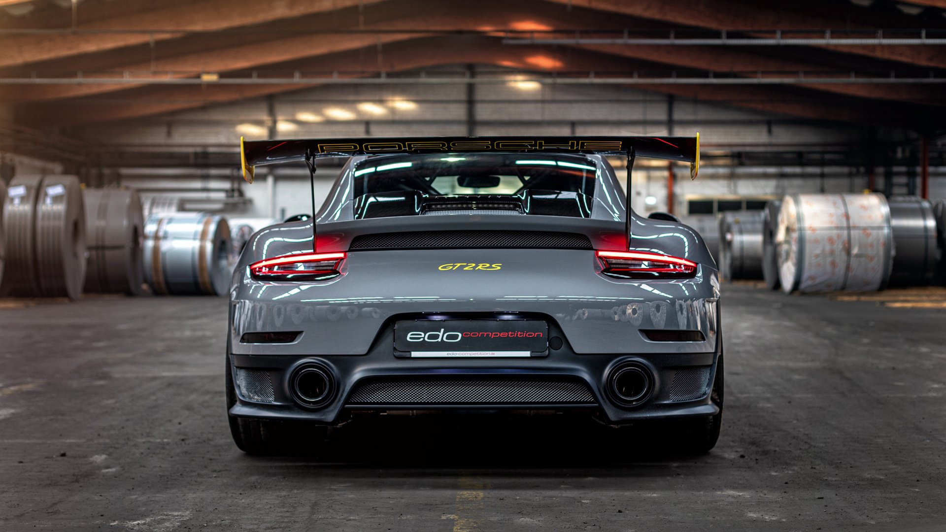 赛道与外交，一个比赛日里的两个世界